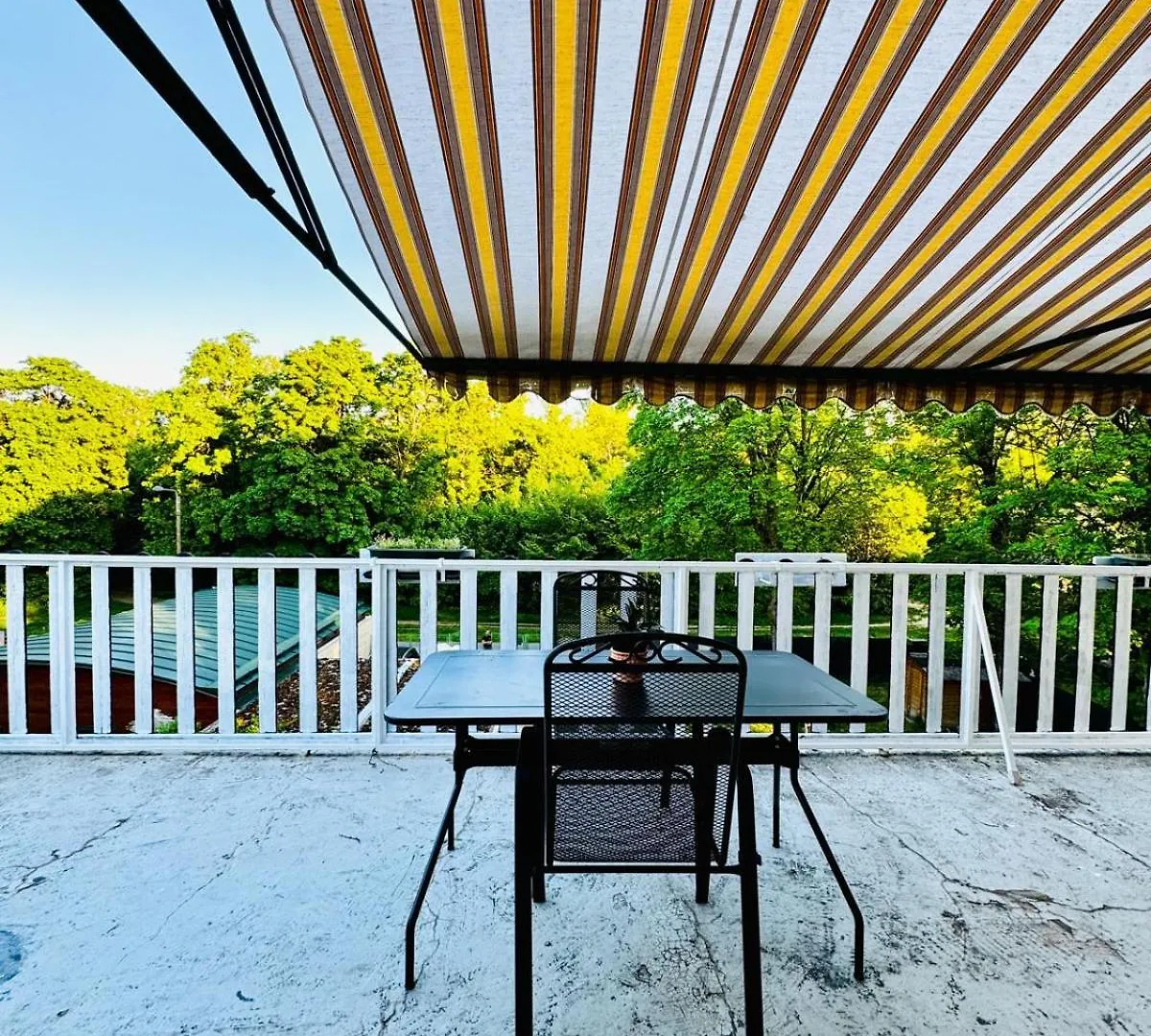 Spacious Garden Villa Near Danube For 16 Guests Vienna Apartment