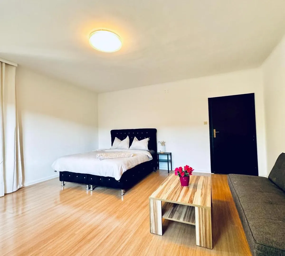 Spacious Garden Villa Near Danube For 16 Guests Vienna