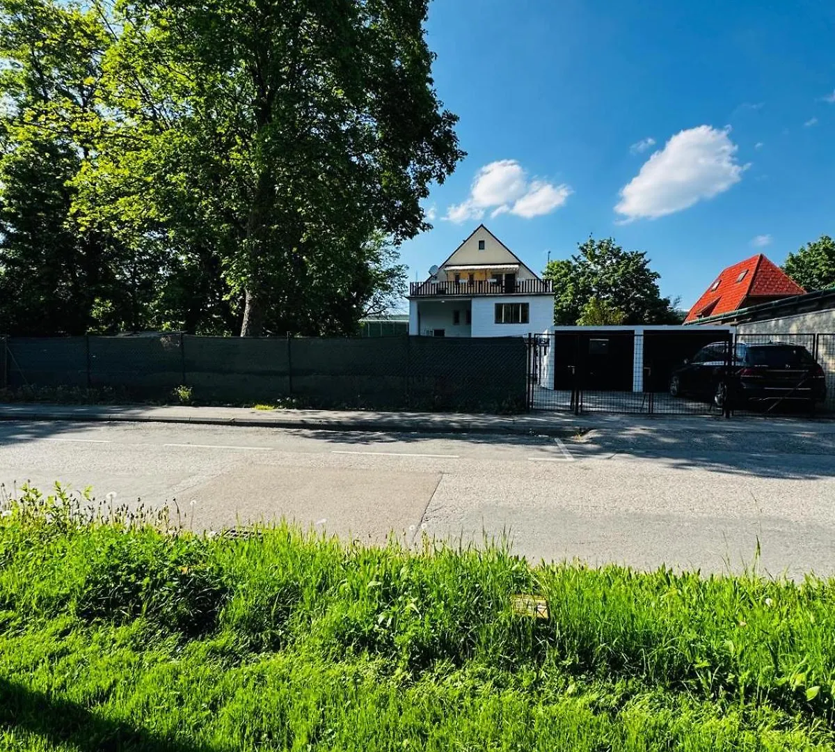Spacious Garden Villa Near Danube For 16 Guests Vienna