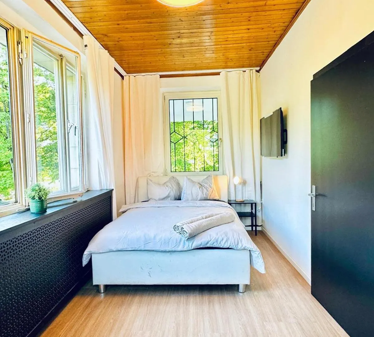 Spacious Garden Villa Near Danube For 16 Guests Vienna Apartment