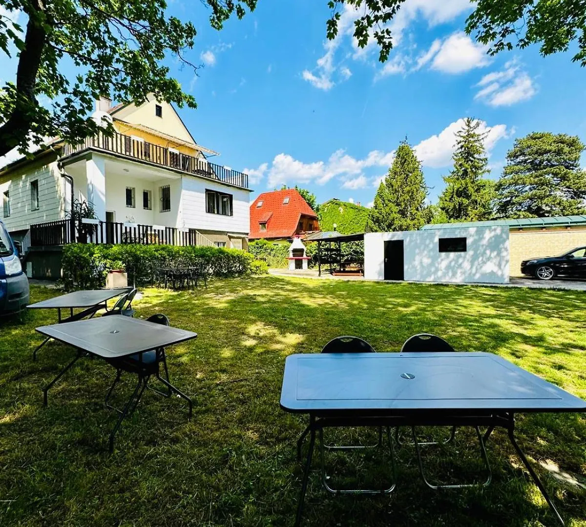 Spacious Garden Villa Near Danube For 16 Guests Vienna Apartment