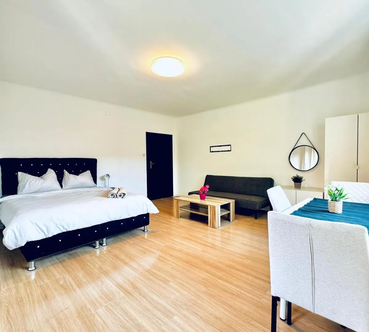 Apartment Spacious Garden Villa Near Danube For 16 Guests Vienna Austria