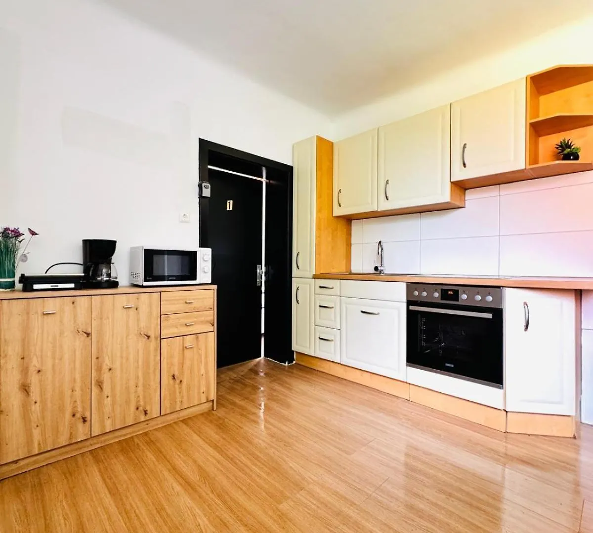 Apartment Spacious Garden Villa Near Danube For 16 Guests Vienna