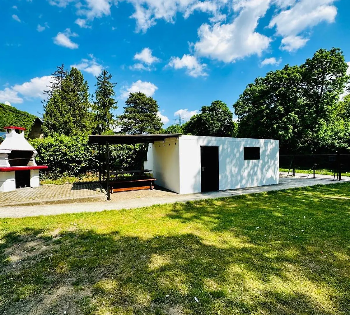 Spacious Garden Villa Near Danube For 16 Guests Vienna Apartment
