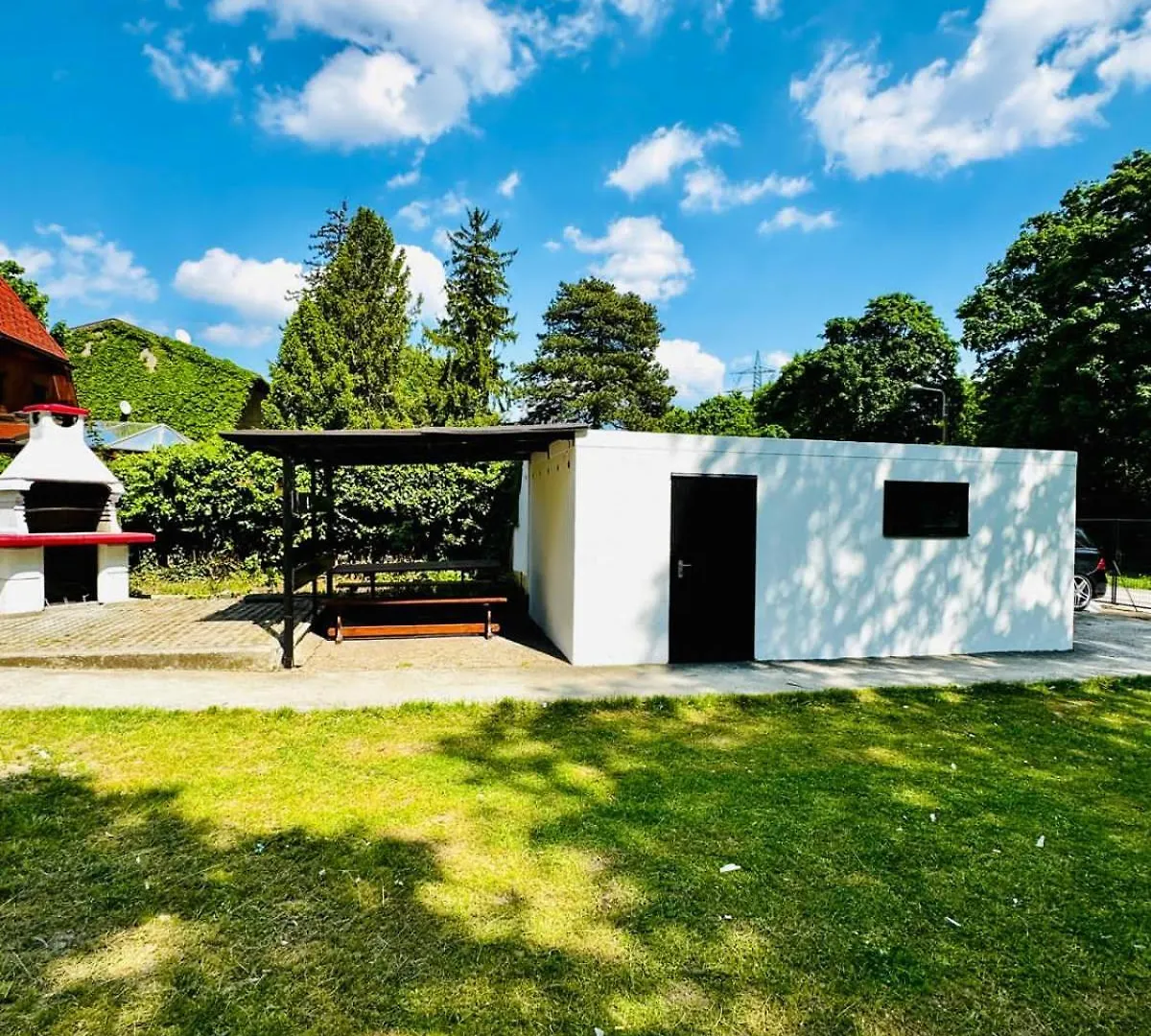 Spacious Garden Villa Near Danube For 16 Guests Vienna